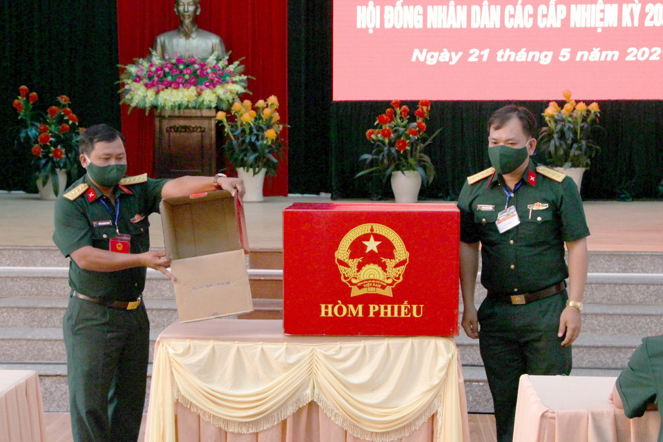 Cử tri lực lượng vũ trang Hậu Giang bầu cử sớm. (Ảnh: Hồng Thái/TTXVN)