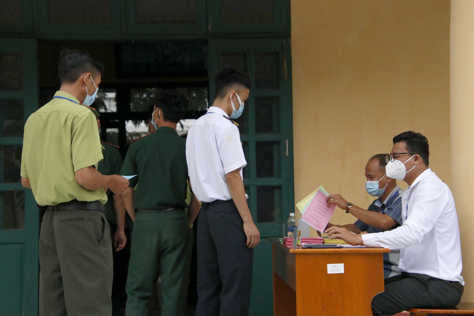 Cử tri thực hiện quyền bầu cử trên cụm đảo Hòn Khoai, Cà Mau. (Ảnh: Kim Há/TTXVN)