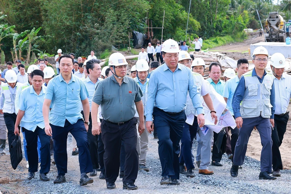 Thủ tướng Phạm Minh Chính kiểm tra tiến độ thi công cao tốc đoạn Cần Thơ-Hậu Giang. (Ảnh: Dương Giang/TTXVN)