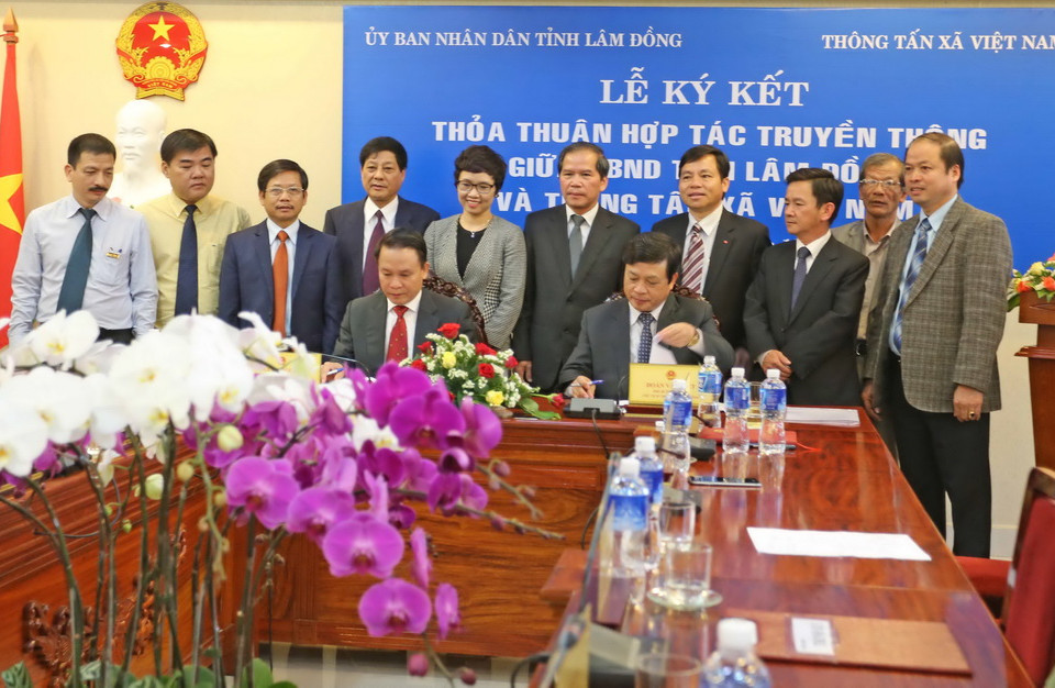 Tổng giám đốc TTXVN và Chủ tịch Ủy ban Nhân dân tỉnh Lâm Đồng ký biên bản hợp tác trong lễ ký kết chiều 18/10. (Ảnh: Nguyễn Dũng/TTXVN)