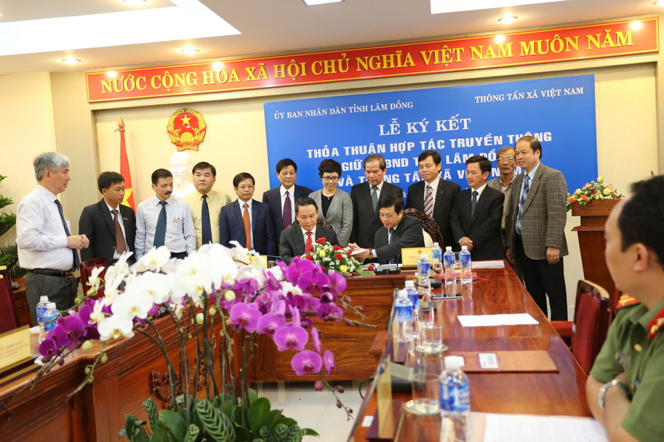 Quang cảnh lễ ký kết. (Ảnh: Nguyễn Dũng/TTXVN)