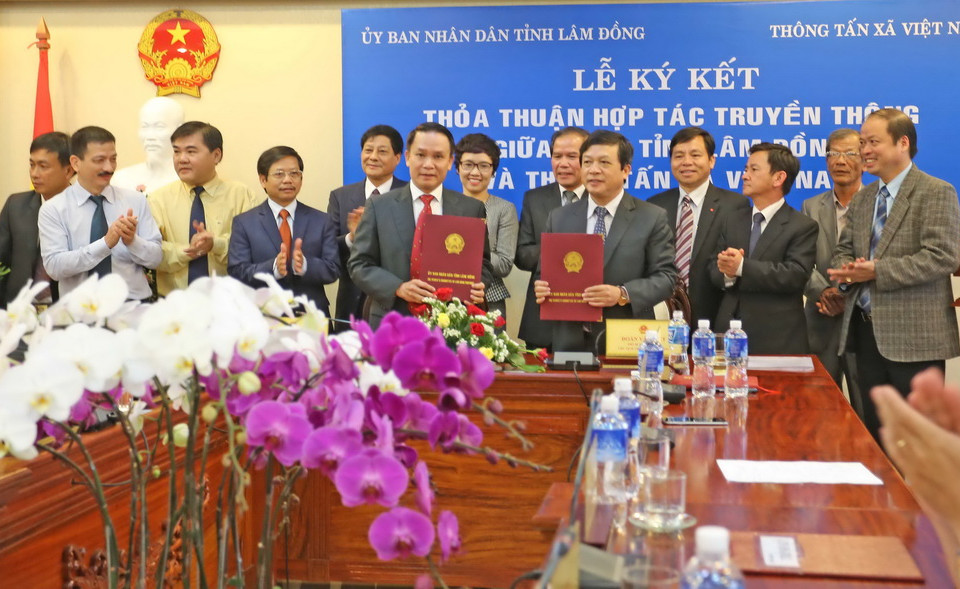 Tổng giám đốc TTXVN và Chủ tịch Ủy ban Nhân dân tỉnh Lâm Đồng ký biên bản hợp tác trong lễ ký kết chiều 18/10. (Ảnh: Nguyễn Dũng/TTXVN)