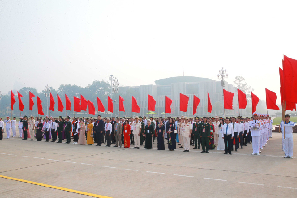 Các đại biểu làm lễ chào cờ. (Ảnh: Phương Hoa/TTXVN)