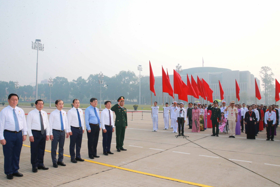 Các lãnh đạo dự lễ báo công. (Ảnh: Phương Hoa/TTXVN)