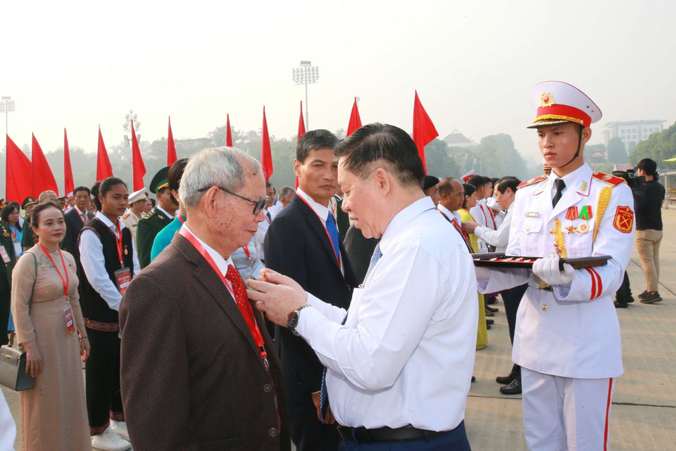 Bí thư Trung ương Đảng, Trưởng Ban Tuyên giáo Trung ương Nguyễn Trọng Nghĩa trao Huy hiệu Bác Hồ cho các điển hình tiêu biểu. (Ảnh: Phương Hoa/TTXVN)