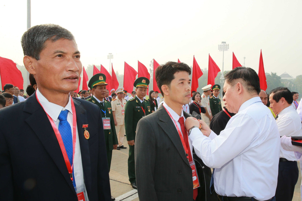 Bí thư Trung ương Đảng, Trưởng Ban Tuyên giáo Trung ương Nguyễn Trọng Nghĩa trao Huy hiệu Bác Hồ cho các điển hình tiêu biểu. (Ảnh: Phương Hoa/TTXVN)
