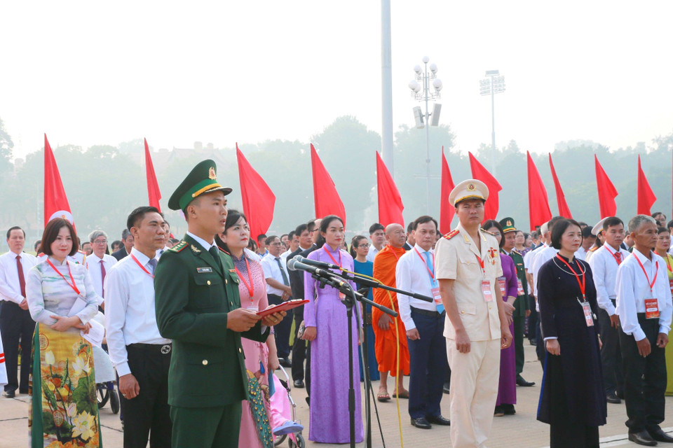 Đại úy Vũ Văn Cường, sỹ quan Đồn Biên phòng Pa Thơm (Bộ đội Biên phòng tỉnh Điện Biên) thay mặt các đại biểu báo công với Bác. (Ảnh: Phương Hoa/TTXVN)