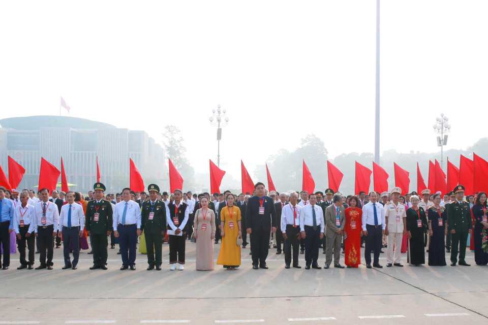 Các điển hình tiêu biểu dự lễ báo công dâng Bác. (Ảnh: Phương Hoa/TTXVN)