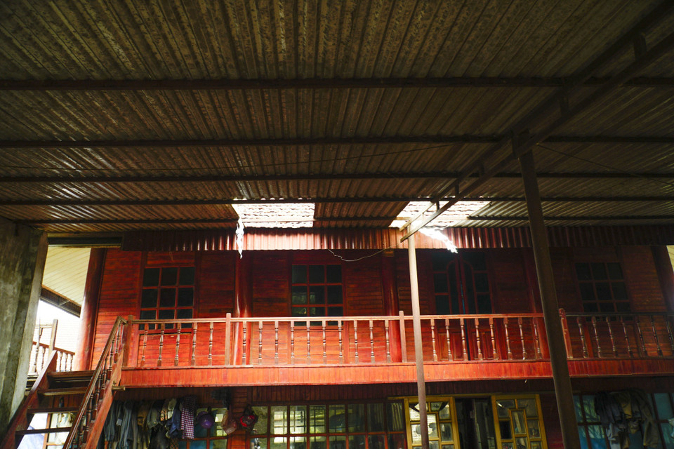 Mưa đá mật độ khá dày gây hư hỏng mái tôn một số gia đình ở xã Hua Thanh, huyện Điện Biên. (Ảnh: Xuân Tư/TTXVN)