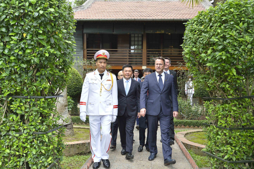 Thủ tướng Đại Công quốc Luxembourg Xavier Bettel tham quan Khu Di tích Chủ tịch Hồ Chí Minh. (Ảnh: Minh Đức/TTXVN)