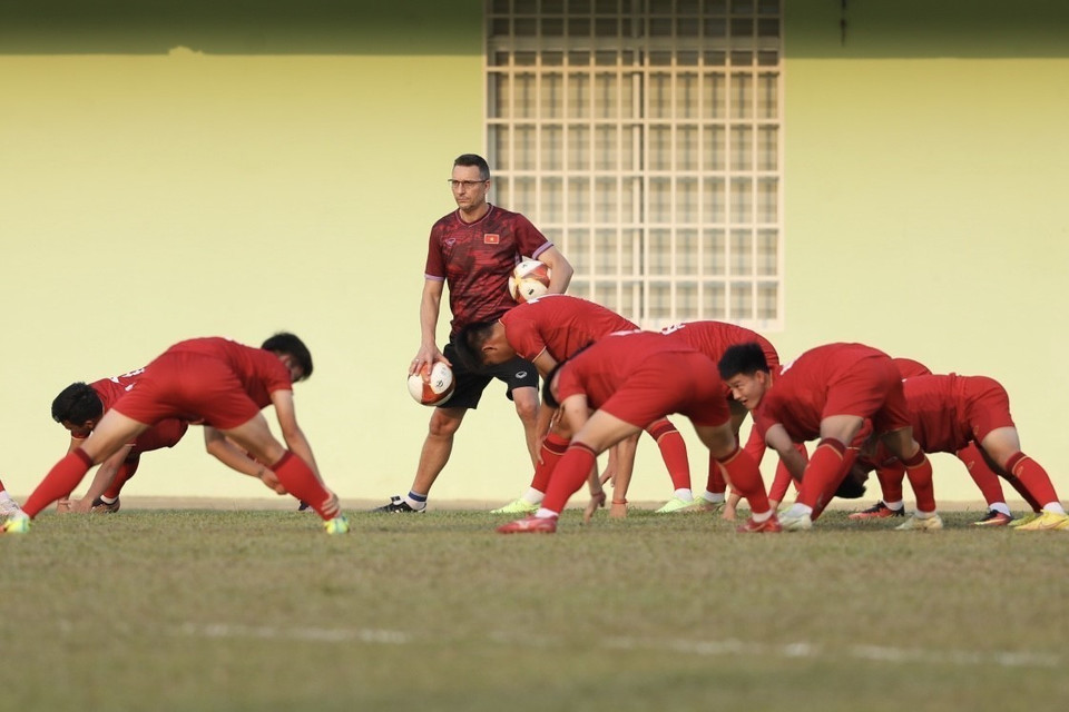 Các cầu thủ khởi động chuẩn bị cho buổi tập. (Ảnh: Minh Quyết/TTXVN)