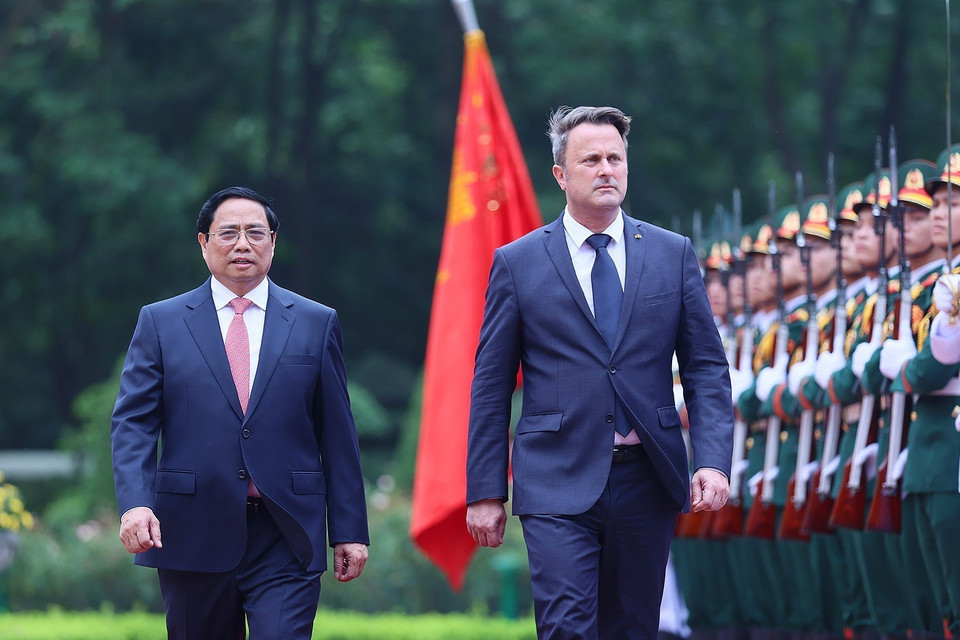 Thủ tướng Phạm Minh Chính và Thủ tướng Đại Công quốc Luxembourg Xavier Bettel duyệt Đội danh dự Quân đội nhân dân Việt Nam. (Ảnh: Dương Giang/TTXVN)