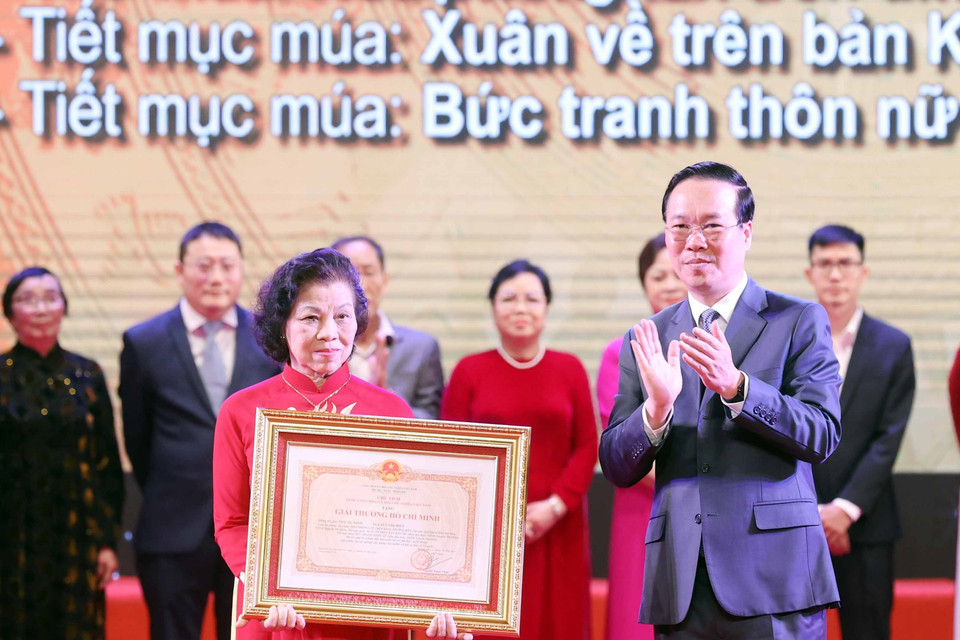 Chủ tịch nước Võ Văn Thưởng trao tặng Giải thưởng Hồ Chí Minh cho Phó Giáo sư-Tiến sỹ-Nghệ sỹ Nhân dân Nguyễn Thị Hiển (đồng tác giả) với các tác phẩm thơ múa: Hoa phong lan trên đỉnh Truông Bồn, tiết mục múa: Xuân về trên bản Khơ Mú, Bức tranh thôn nữ. (Ảnh: Thống Nhất/TTXVN)
