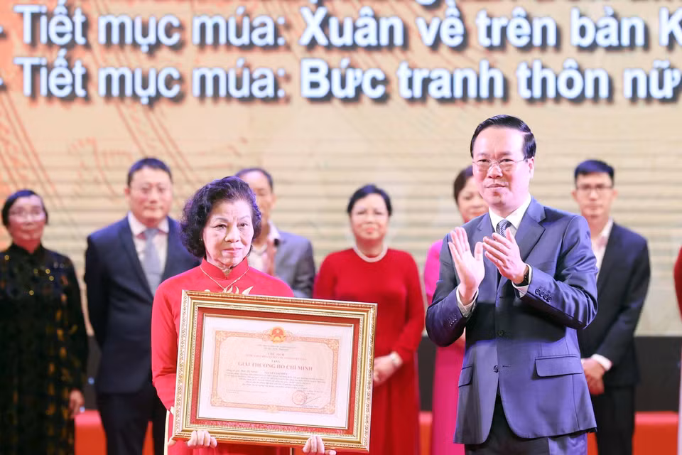 Chủ tịch nước Võ Văn Thưởng trao tặng Giải thưởng Hồ Chí Minh cho Phó Giáo sư-Tiến sỹ-Nghệ sỹ Nhân dân Nguyễn Thị Hiển (đồng tác giả) với các tác phẩm thơ múa: Hoa phong lan trên đỉnh Truông Bồn, tiết mục múa: Xuân về trên bản Khơ Mú, Bức tranh thôn nữ. (Ảnh: Thống Nhất/TTXVN)