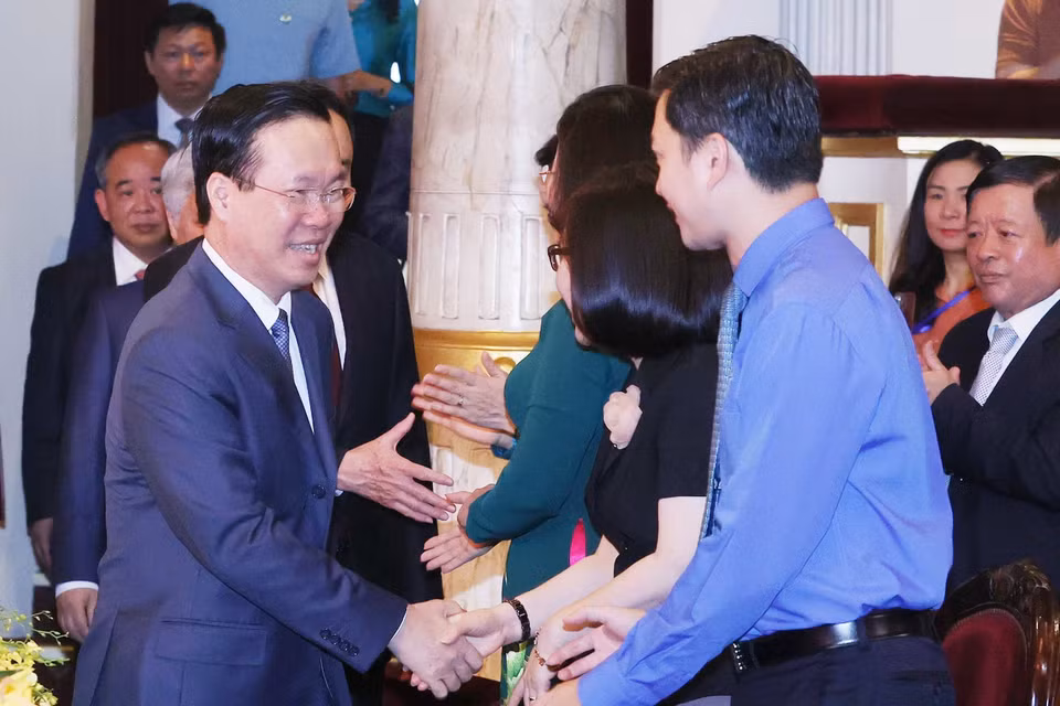 Chủ tịch nước Võ Văn Thưởng với các đại biểu tham dự buổi lễ. (Ảnh: Thống Nhất/TTXVN)