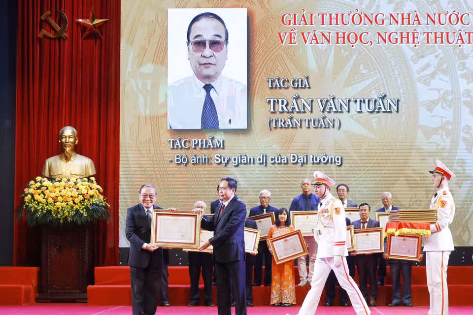 Phó Chủ tịch Thường trực Quốc hội Trần Thanh Mẫn trao Giải thưởng Nhà nước tặng tác giả Trần Văn Tuấn (Trần Tuấn), nguyên phóng viên Thông tấn xã Việt Nam với bộ ảnh "Sự giản dị của Đại tướng." (Ảnh: Lâm Khánh/TTXVN) 