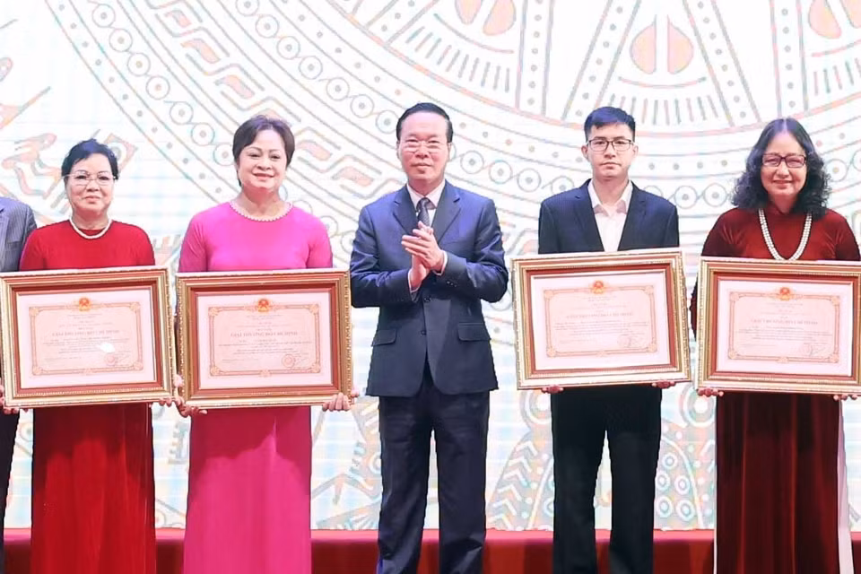 Chủ tịch nước Võ Văn Thưởng trao tặng Giải thưởng Hồ Chí Minh cho các tác giả, đại diện gia đình các tác giả. (Ảnh: Thống Nhất/TTXVN)