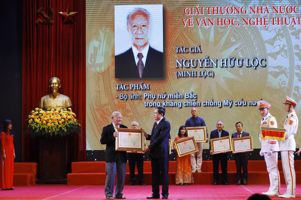 Phó Chủ tịch Thường trực Quốc hội Trần Thanh Mẫn trao Giải thưởng Nhà nước tặng tác giả Nguyễn Hữu Lộc (Hữu Lộc), nguyên phóng viên Thông tấn xã Việt Nam với bộ ảnh "Phụ nữ miền Bắc trong kháng chiến chống Mỹ cứu nước." (Ảnh: Lâm Khánh/TTXVN)
