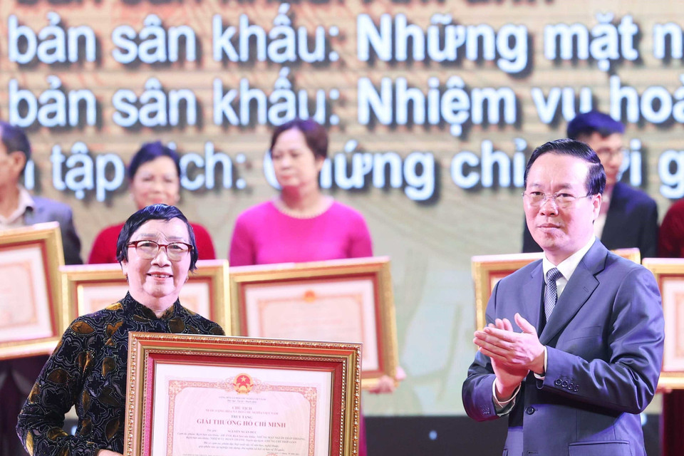 Chủ tịch nước Võ Văn Thưởng trao tặng Giải thưởng Hồ Chí Minh cho đại diện gia đình tác giả Nguyễn Xuân Đức với kịch bản sân khấu: Ám ảnh, Những mặt người thấp thoáng, Nhiệm vụ hoàn thành, tuyển tập kịch: Chứng chỉ thời gian. (Ảnh: Thống Nhất/TTXVN)