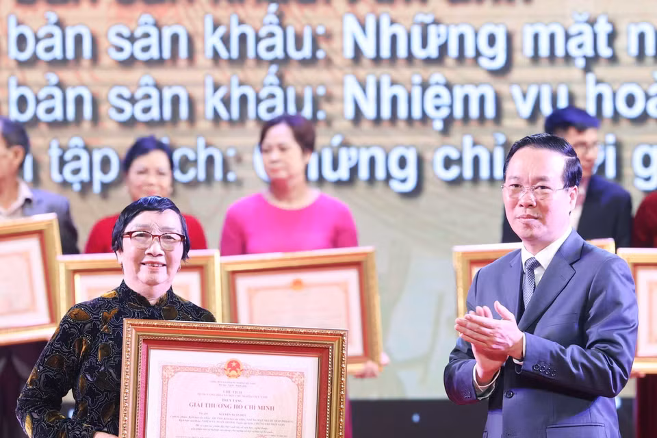 Chủ tịch nước Võ Văn Thưởng trao tặng Giải thưởng Hồ Chí Minh cho đại diện gia đình tác giả Nguyễn Xuân Đức với kịch bản sân khấu: Ám ảnh, Những mặt người thấp thoáng, Nhiệm vụ hoàn thành, tuyển tập kịch: Chứng chỉ thời gian. (Ảnh: Thống Nhất/TTXVN)