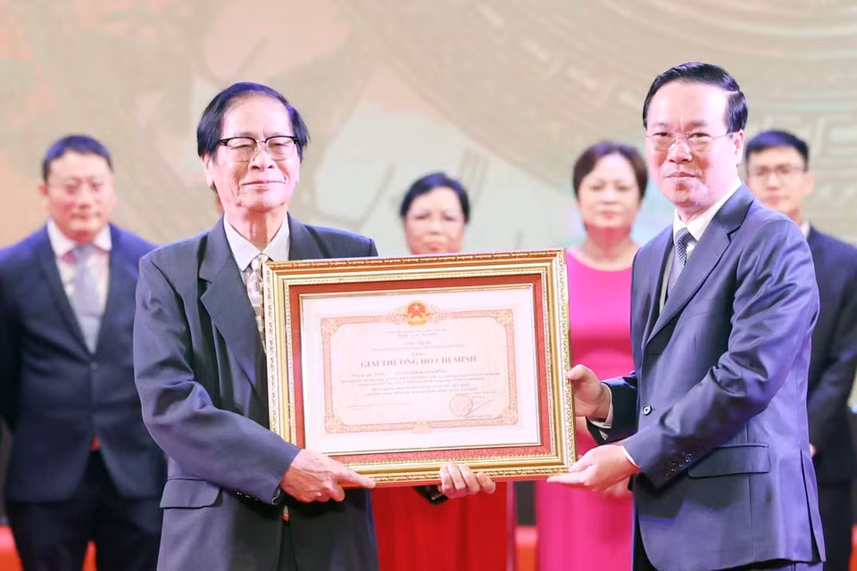 Chủ tịch nước Võ Văn Thưởng trao tặng Giải thưởng Hồ Chí Minh cho Nghệ sỹ Nhân dân Lê Văn Khình (Lê Khình) đồng tác giả với các tiết mục múa: Những bông hoa đỏ của rừng; Những cô gái Phiêng Hào. (Ảnh: Thống Nhất/TTXVN)