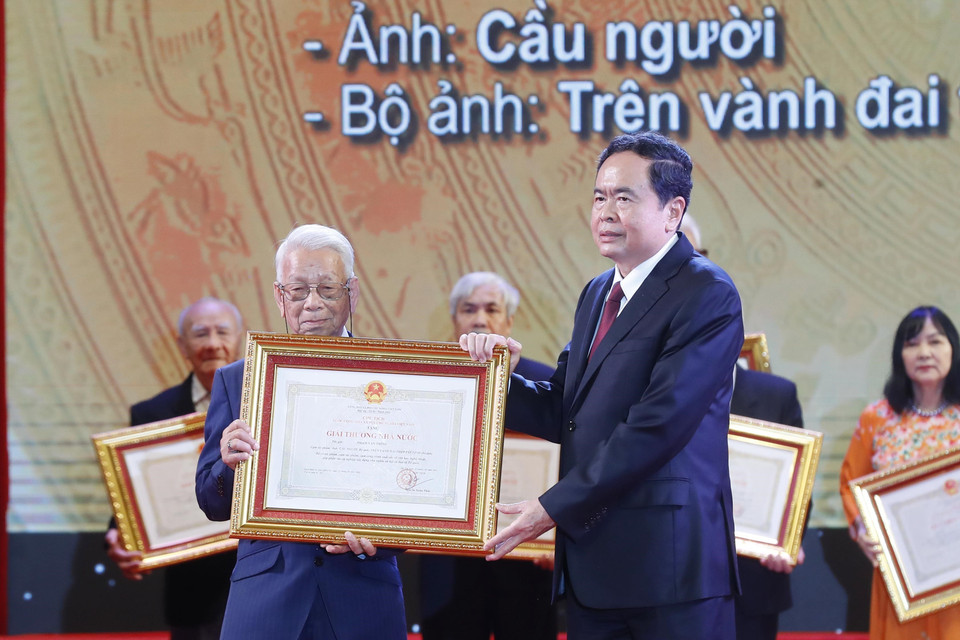 Phó Chủ tịch Thường trực Quốc hội Trần Thanh Mẫn trao Giải thưởng Nhà nước tặng tác giả Đinh Quang Thành, nguyên phóng viên Thông tấn xã Việt Nam với bức ảnh "Cầu người" và bộ ảnh "Trên vành đai thép Tây Ninh."