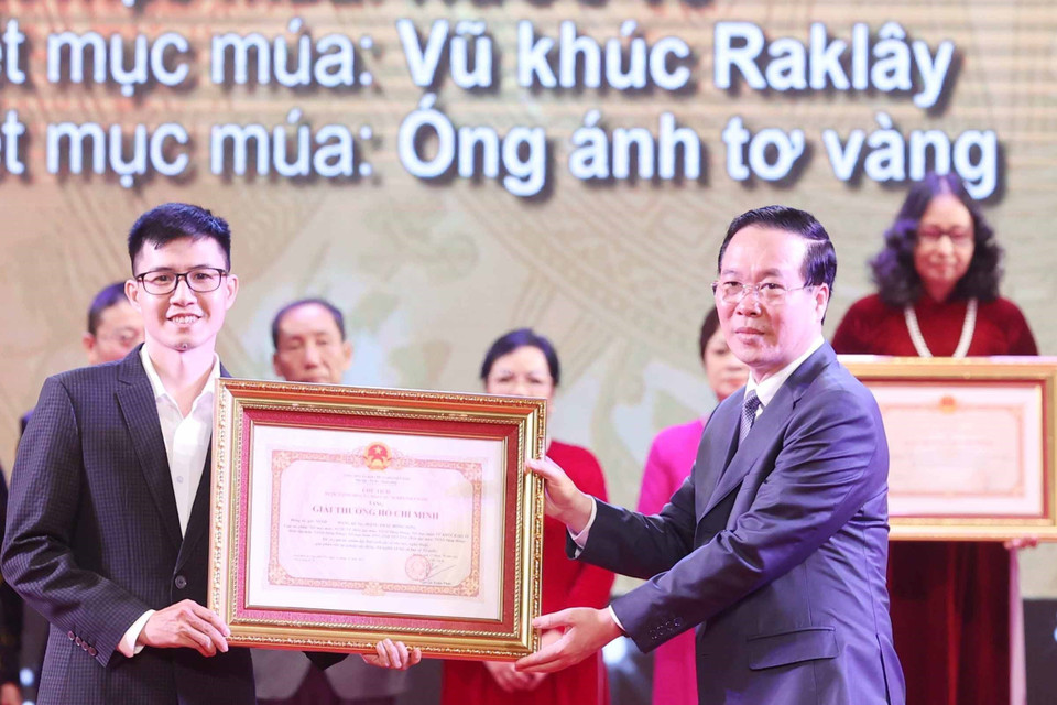 Chủ tịch nước Võ Văn Thưởng trao tặng Giải thưởng Hồ Chí Minh cho đại diện gia đình Nghệ sỹ Nhân dân Đặng Hùng (đồng tác giả) với các tiết mục múa: Nước về; Vũ khúc Raklây; Óng ánh tơ vàng. (Ảnh: Thống Nhất/TTXVN)