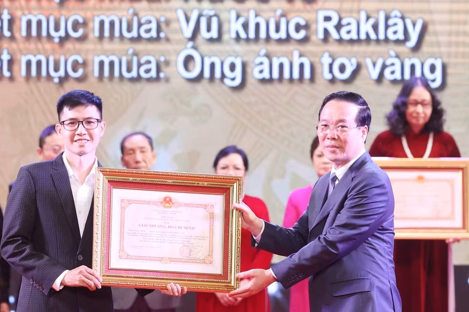 Chủ tịch nước Võ Văn Thưởng trao tặng Giải thưởng Hồ Chí Minh cho đại diện gia đình Nghệ sỹ Nhân dân Đặng Hùng (đồng tác giả) với các tiết mục múa: Nước về; Vũ khúc Raklây; Óng ánh tơ vàng. (Ảnh: Thống Nhất/TTXVN)