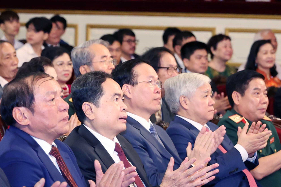 Chủ tịch nước Võ Văn Thưởng và các đại biểu tham dự buổi lễ. (Ảnh: Thống Nhất/TTXVN)