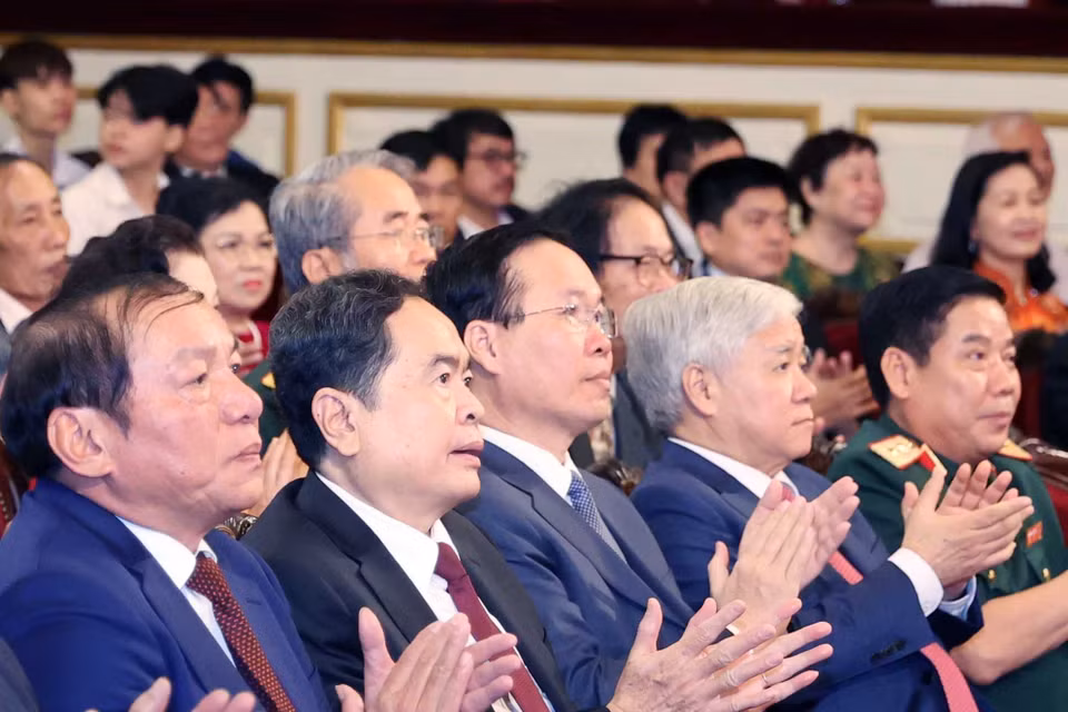 Chủ tịch nước Võ Văn Thưởng và các đại biểu tham dự buổi lễ. (Ảnh: Thống Nhất/TTXVN)