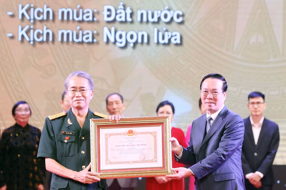 Chủ tịch nước Võ Văn Thưởng trao tặng Giải thưởng Hồ Chí Minh cho Phó Giáo sư-Tiến sỹ-Nghệ sỹ Nhân dân Ứng Duy Thịnh (đồng tác giả) với tác phẩm kịch múa: Đất nước, Ngọn lửa; sách Con đường dân gian đến sáng tạo múa chuyên nghiệp. (Ảnh: Thống Nhất/TTXVN) 