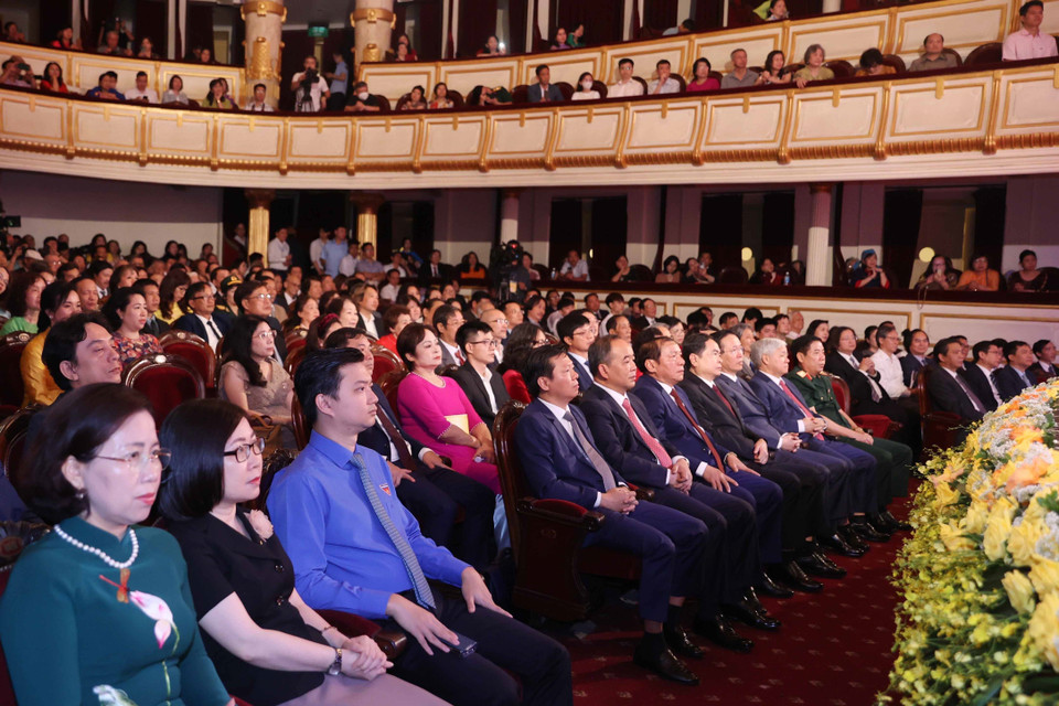 Chủ tịch nước Võ Văn Thưởng và các đại biểu tham dự buổi lễ. (Ảnh: Thống Nhất/TTXVN)