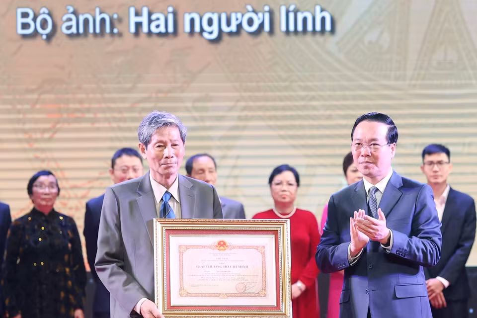 Chủ tịch nước Võ Văn Thưởng trao tặng Giải thưởng Hồ Chí Minh cho tác giả Chu Chí Thành, nguyên phóng viên Thông tấn xã Việt Nam với bộ ảnh "Hai người lính." (Ảnh: Thống Nhất/TTXVN)