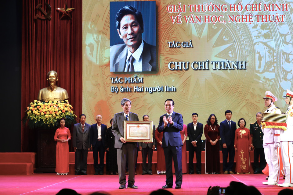 Chủ tịch nước Võ Văn Thưởng trao tặng Giải thưởng Hồ Chí Minh cho tác giả Chu Chí Thành, nguyên phóng viên Thông tấn xã Việt Nam với bộ ảnh "Hai người lính." (Ảnh: Lâm Khánh/TTXVN)