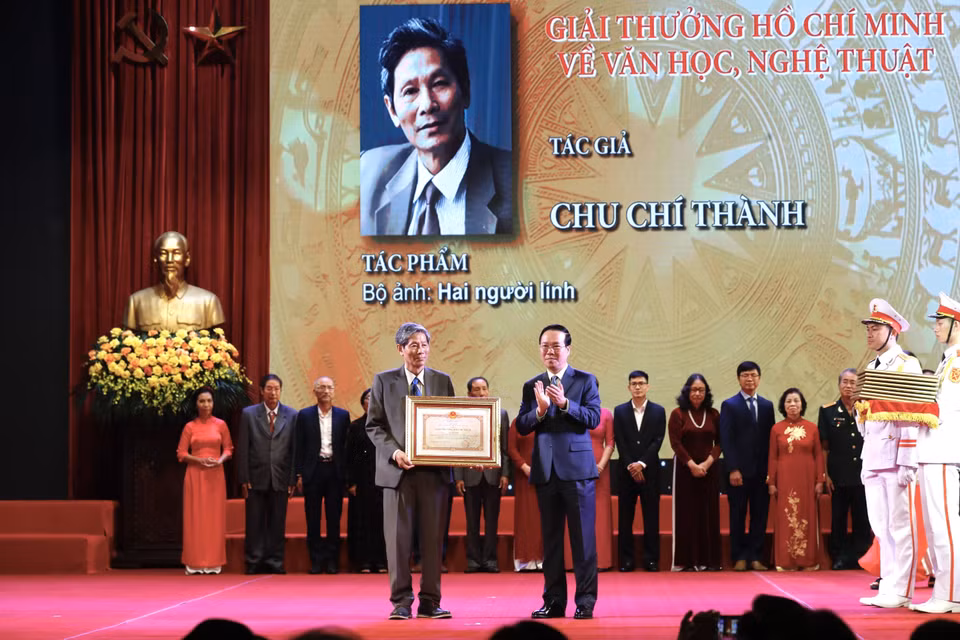 Chủ tịch nước Võ Văn Thưởng trao tặng Giải thưởng Hồ Chí Minh cho tác giả Chu Chí Thành, nguyên phóng viên Thông tấn xã Việt Nam với bộ ảnh "Hai người lính." (Ảnh: Lâm Khánh/TTXVN)