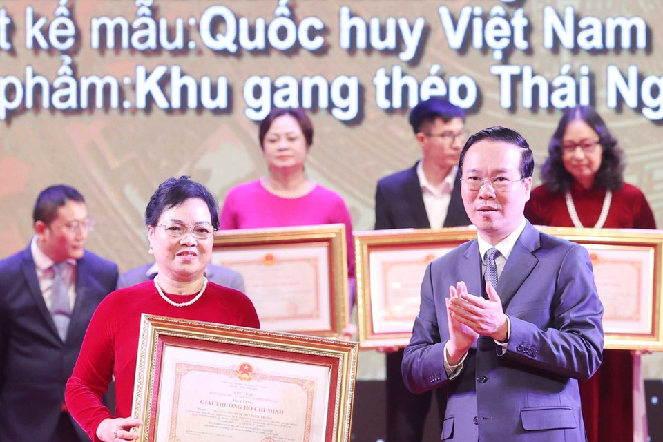 Chủ tịch nước Võ Văn Thưởng trao tặng Giải thưởng Hồ Chí Minh cho đại diện gia đình tác giả Nguyễn Văn Chước (Bùi Trang Chước) với thiết kế mẫu Huân chương Sao Vàng; Huân chương Hồ Chí Minh; Huân chương Độc lập; Huân chương Lao động; Quốc huy Việt Nam; tác phẩm: Khu gang thép Thái Nguyên. (Ảnh: Thống Nhất/TTXVN)