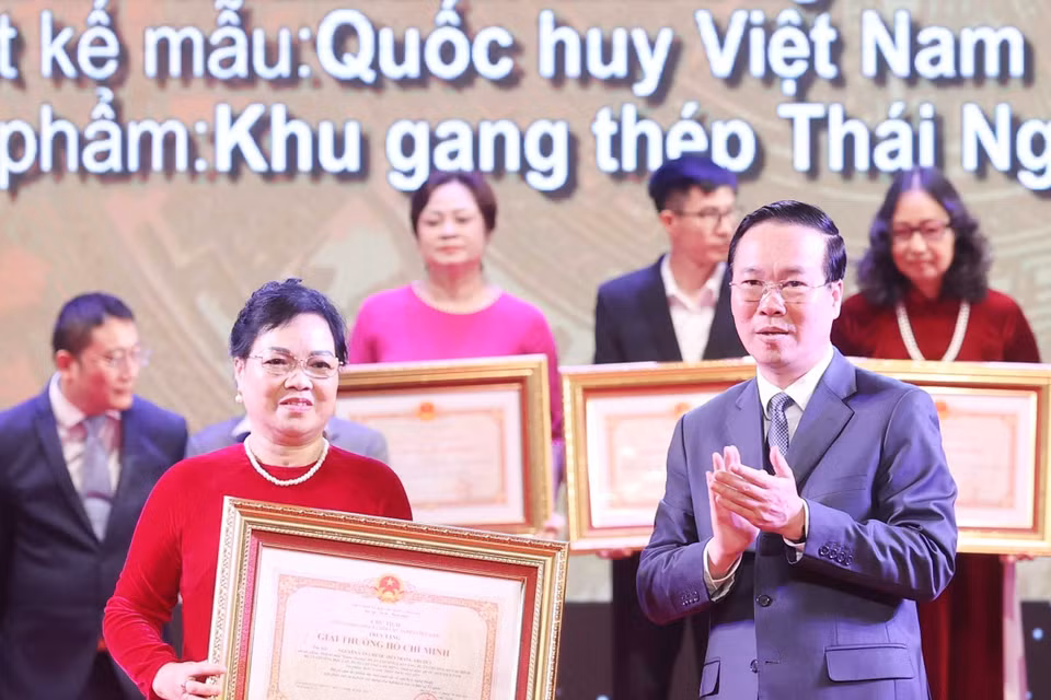 Chủ tịch nước Võ Văn Thưởng trao tặng Giải thưởng Hồ Chí Minh cho đại diện gia đình tác giả Nguyễn Văn Chước (Bùi Trang Chước) với thiết kế mẫu Huân chương Sao Vàng; Huân chương Hồ Chí Minh; Huân chương Độc lập; Huân chương Lao động; Quốc huy Việt Nam; tác phẩm: Khu gang thép Thái Nguyên. (Ảnh: Thống Nhất/TTXVN)