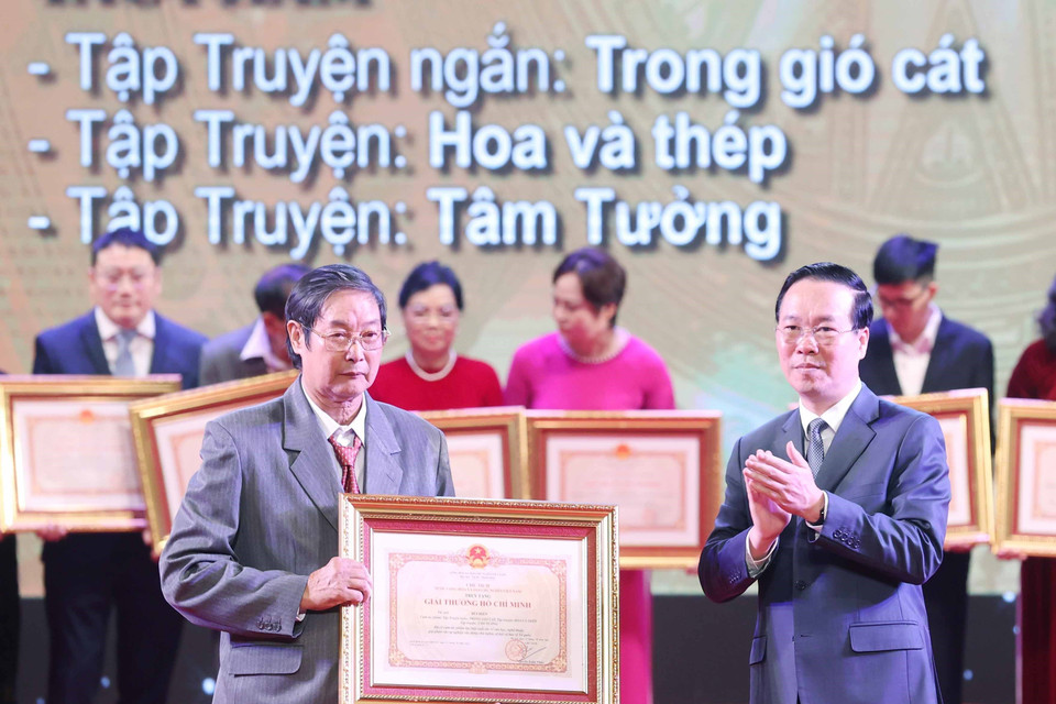 Chủ tịch nước Võ Văn Thưởng trao tặng Giải thưởng Hồ Chí Minh cho đại diện gia đình tác giả Bùi Hiển với các tập truyện: Trong gió cát, Hoa và thép, Tâm Tưởng. (Ảnh: Thống Nhất/TTXVN)