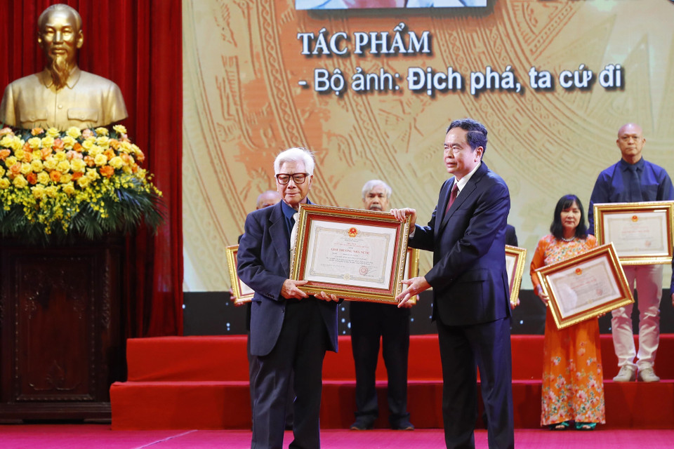 Phó Chủ tịch Thường trực Quốc hội Trần Thanh Mẫn trao Giải thưởng Nhà nước tặng tác giả Phạm Văn Thính, nguyên phóng viên Thông tấn xã Việt Nam với bộ ảnh "Địch phá, ta cứ đi." (Ảnh: Lâm Khánh/TTXVN)