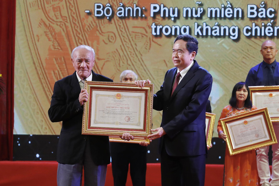 Phó Chủ tịch Thường trực Quốc hội Trần Thanh Mẫn trao Giải thưởng Nhà nước tặng tác giả Nguyễn Hữu Lộc (Hữu Lộc), nguyên phóng viên Thông tấn xã Việt Nam với bộ ảnh "Phụ nữ miền Bắc trong kháng chiến chống Mỹ cứu nước." (Ảnh: Lâm Khánh/TTXVN)