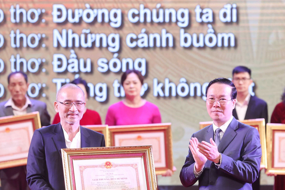 Chủ tịch nước Võ Văn Thưởng trao tặng Giải thưởng Hồ Chí Minh cho đại điện gia đình tác giả Hoàng Trung Thông (Đặc Công, Bút Châm) với các tập thơ: Đường chúng ta đi, Những cánh buồm, Đầu sóng, Tiếng thơ không dứt. (Ảnh: Thống Nhất/TTXVN)