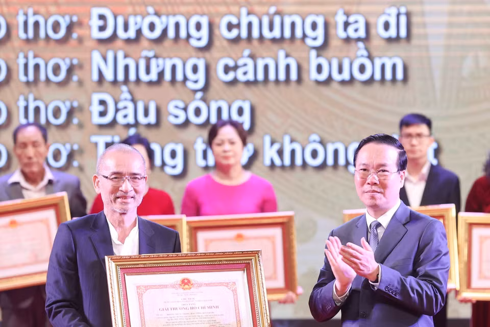 Chủ tịch nước Võ Văn Thưởng trao tặng Giải thưởng Hồ Chí Minh cho đại điện gia đình tác giả Hoàng Trung Thông (Đặc Công, Bút Châm) với các tập thơ: Đường chúng ta đi, Những cánh buồm, Đầu sóng, Tiếng thơ không dứt. (Ảnh: Thống Nhất/TTXVN) 