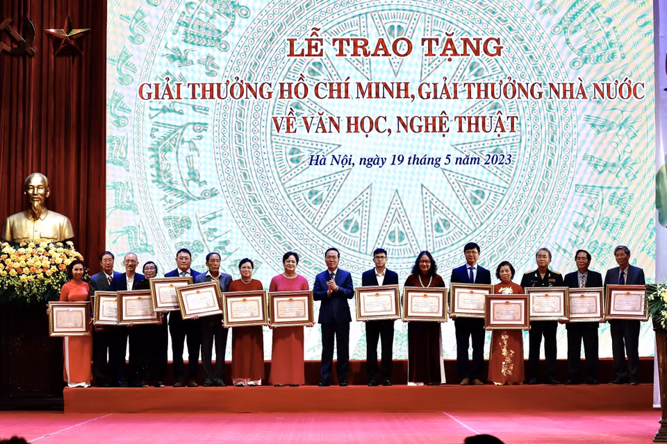 Chủ tịch nước Võ Văn Thưởng trao Giải thưởng Hồ Chí Minh cho tác giả, đại diện gia đình các tác giả. (Ảnh: Lâm Khánh/TTXVN)