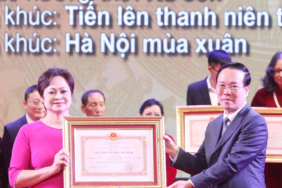 Chủ tịch nước Võ Văn Thưởng trao tặng Giải thưởng Hồ Chí Minh cho đại diện gia đình Nhạc sỹ Văn Ký (Vũ Văn Ký) với các tác phẩm: Giao hưởng thơ Ru con, ca khúc Tiến lên thanh niên thế hệ Hồ Chí Minh, Hà Nội mùa xuân. 