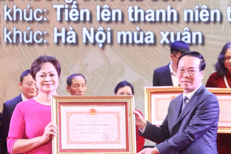 Chủ tịch nước Võ Văn Thưởng trao tặng Giải thưởng Hồ Chí Minh cho đại diện gia đình Nhạc sỹ Văn Ký (Vũ Văn Ký) với các tác phẩm: Giao hưởng thơ Ru con, ca khúc Tiến lên thanh niên thế hệ Hồ Chí Minh, Hà Nội mùa xuân. 