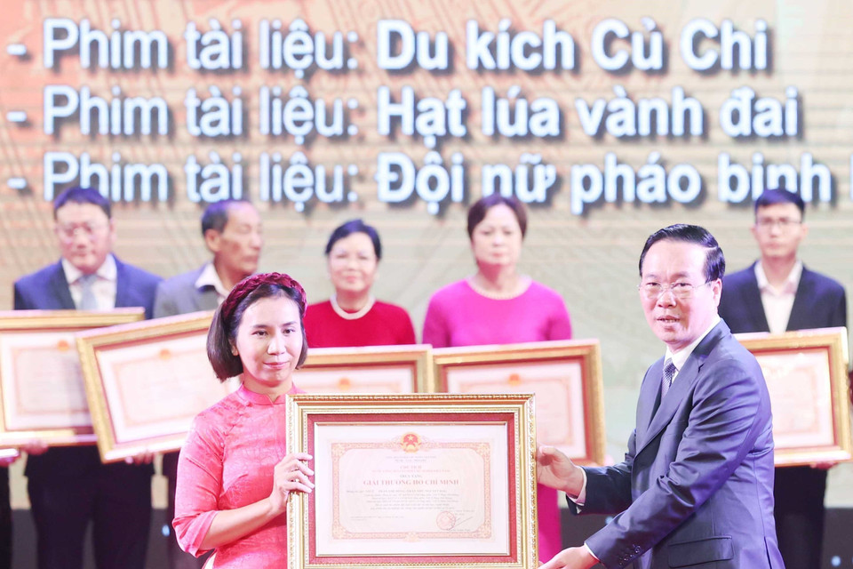 Chủ tịch nước Võ Văn Thưởng trao tặng Giải thưởng Hồ Chí Minh cho đại diện gia đình đồng tác giả, Nghệ sỹ Ưu tú Phan Thế Dõng (Trần Nhu, Nguyệt Hải) với các phim tài liệu: Du kích Củ Chi, Hạt lúa vành đai, Đội nữ pháo binh Long An. (Ảnh: Thống Nhất/TTXVN)