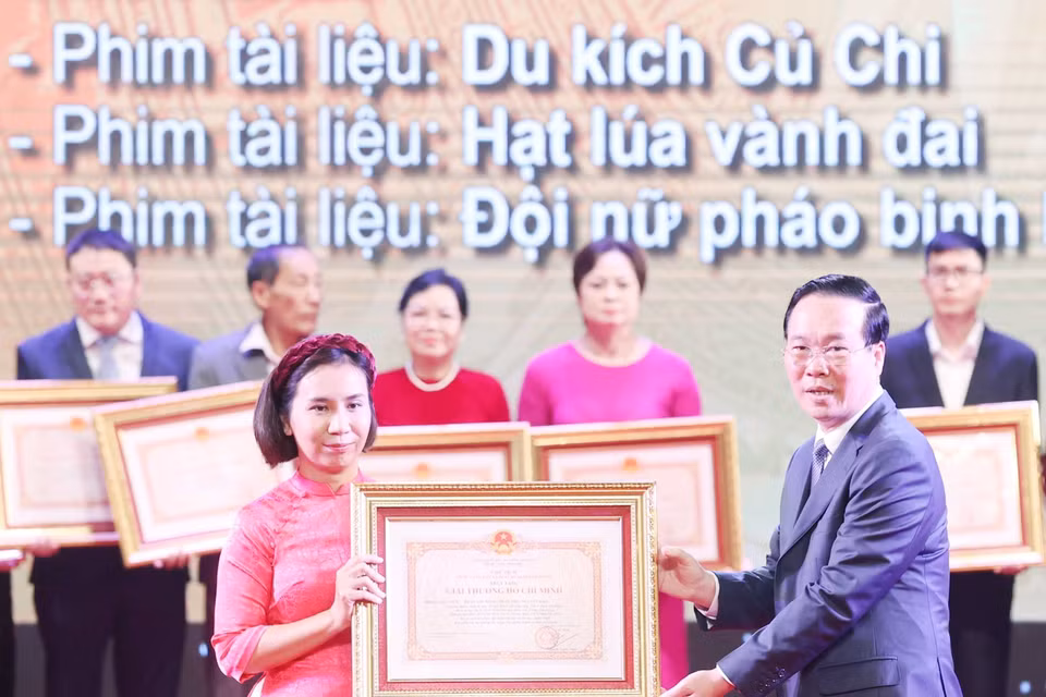 Chủ tịch nước Võ Văn Thưởng trao tặng Giải thưởng Hồ Chí Minh cho đại diện gia đình đồng tác giả, Nghệ sỹ Ưu tú Phan Thế Dõng (Trần Nhu, Nguyệt Hải) với các phim tài liệu: Du kích Củ Chi, Hạt lúa vành đai, Đội nữ pháo binh Long An. (Ảnh: Thống Nhất/TTXVN)