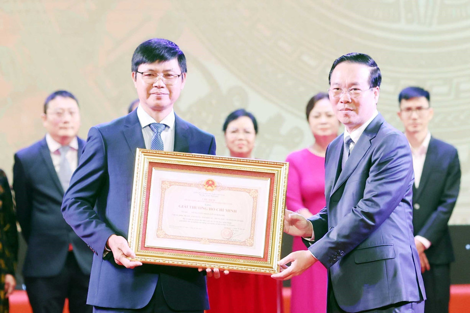 Chủ tịch nước Võ Văn Thưởng trao tặng Giải thưởng Hồ Chí Minh cho đại diện gia đình tác giả Võ Nguyên Nhân (Võ An Khánh) với bộ ảnh: Anh hùng-Bất khuất-Trung hậu-Đảm đang. (Ảnh: Thống Nhất/TTXVN)