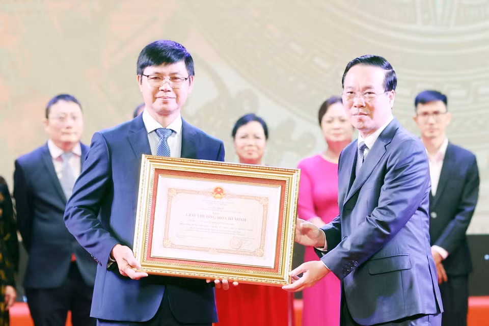 Chủ tịch nước Võ Văn Thưởng trao tặng Giải thưởng Hồ Chí Minh cho đại diện gia đình tác giả Võ Nguyên Nhân (Võ An Khánh) với bộ ảnh: Anh hùng-Bất khuất-Trung hậu-Đảm đang. (Ảnh: Thống Nhất/TTXVN) 