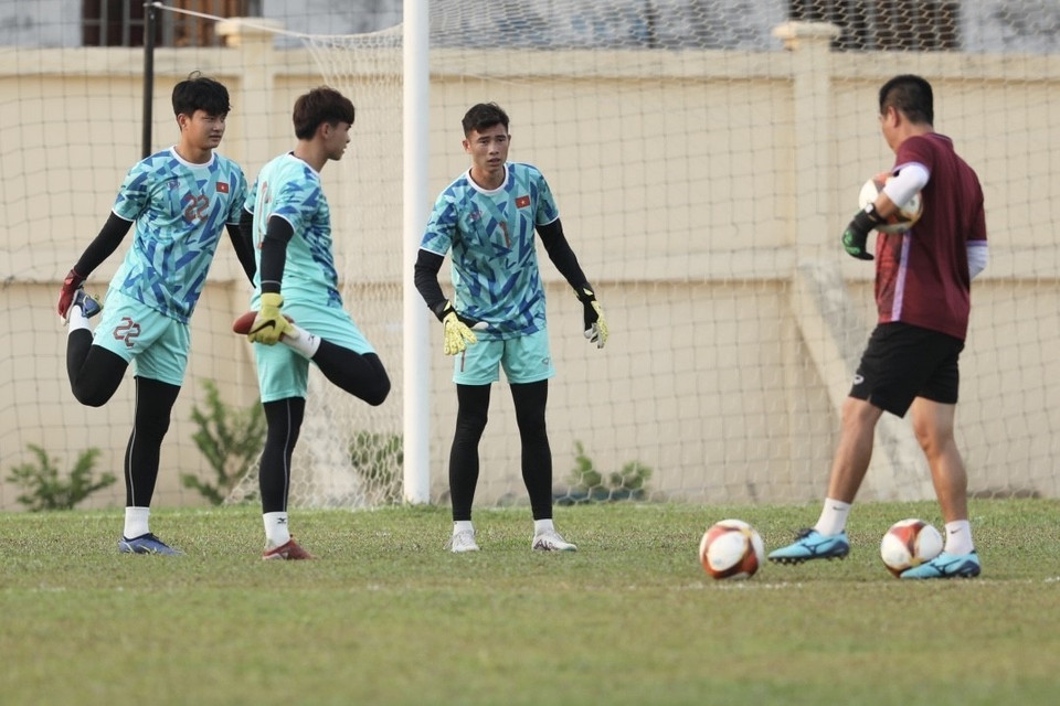 Buổi tập diễn ra chậm hơn nửa tiếng so với kế hoạch ban đầu nhưng có lợi cho các cầu thủ trẻ của Huấn luyện viên Philippe Troussier khi trời tắt nắng và dịu hơn rất nhiều. (Ảnh: Minh Quyết/TTXVN)